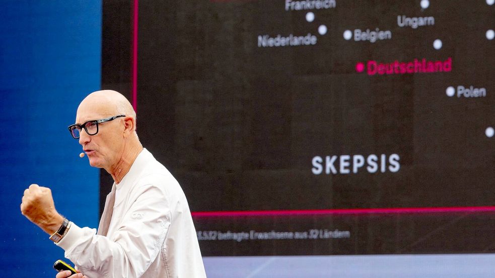 Telekom-Chef Tim Höttges warnt vor Pessimismus beim Thema KI. Foto: Henning Kaiser