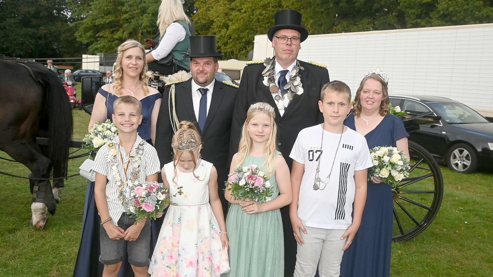Nach der Proklamation stellte sich der neue Königsthron des Schützenvereins Harkebrügge zum gemeinsamen Gruppenbild auf. Das Foto zeigt (obere Reihe, von links) Julia Timmermann, Adjutant Matthias Timmermann, Schützenkönig Frank Sieger mit Ehefrau Tanja Sieger sowie (vordere Reihe, von links) Kinderkönig Nick Albers, Königin Tomma Beintken, Adjutantin Ida Oltmanns und Adjutant Dominik Claassen. Foto: Holger Weers