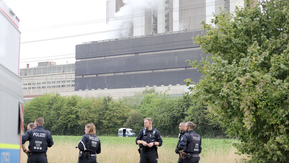Polizisten sind in der Nähe des Kraftwerks Weisweiler im Einsatz. Foto: Sascha Thelen
