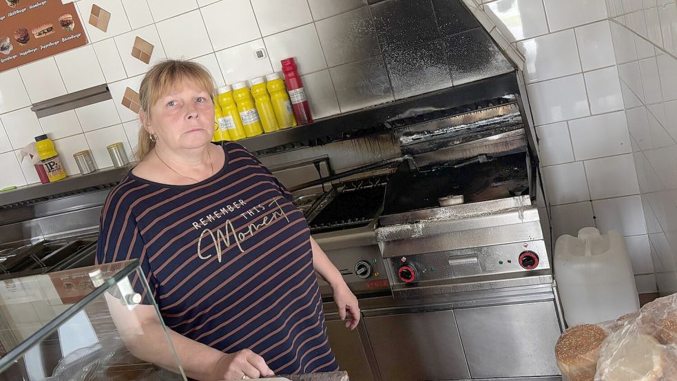Tanja Cassens steht vor ihrem Grill. Hier war ein Tag zuvor ein Feuer ausgebrochen. Foto: Lars Löschen