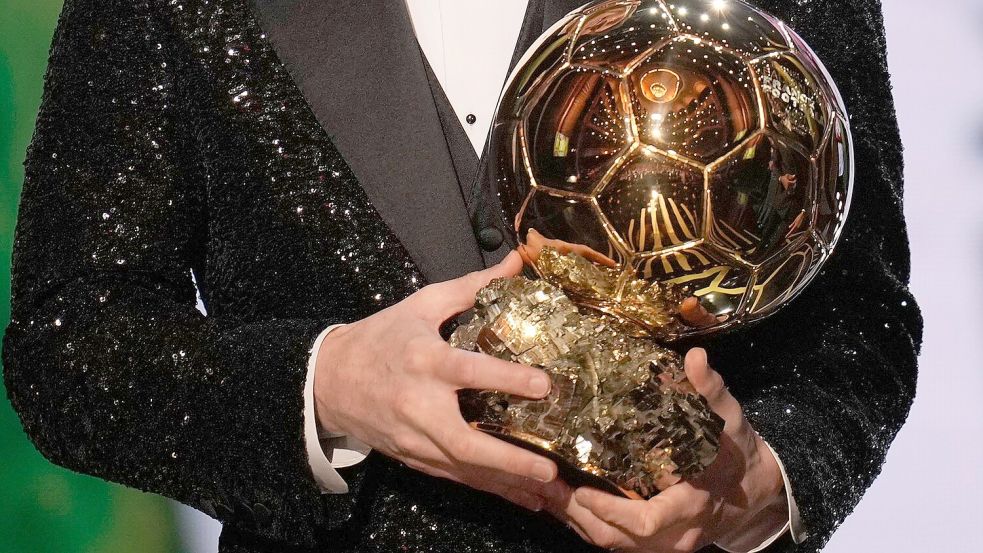 Der Goldene Ball ist im Profifußball ein Prestigepreis. (Archivbild) Foto: Christophe Ena/AP/dpa