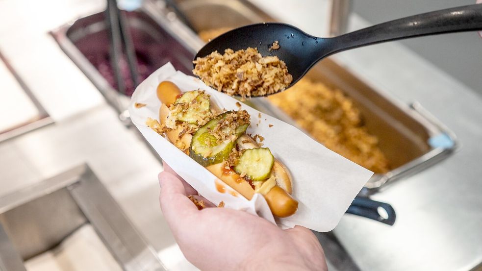 Kunden können sich bei Ikea ihren eigenen Hotdog kreieren. Foto: Christian Knieps