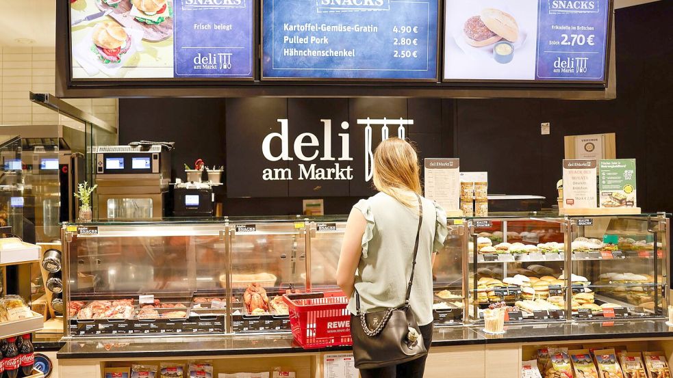 In einigen Rewe-Filialen gibt es ein Deli, in dem sich Kunden mit frischen Speisen eindecken können. Foto: Thomas Banneyer