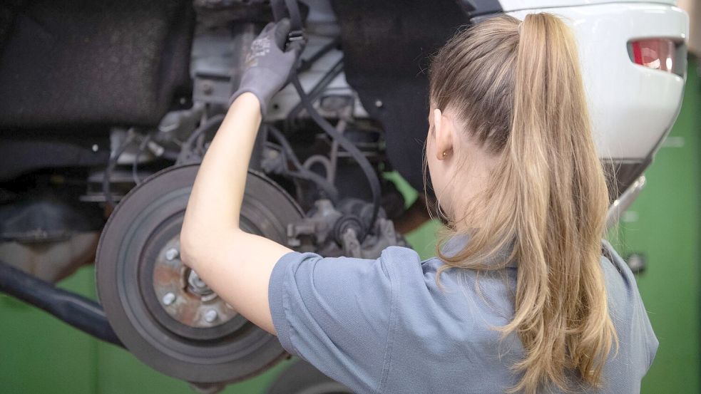 Die Nutzfahrzeuge auf Deutschlands Straßen werden im Schnitt immer älter, relativ viele fallen aber bei der Tüv-Hauptuntersuchung durch. (Symbolbild) Foto: Marijan Murat