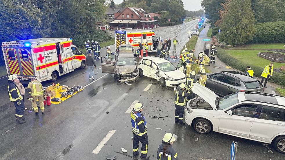Vier Autos waren an einem Unfall am Montagabend in Selverde beteiligt. Foto: Feuerwehr Uplengen