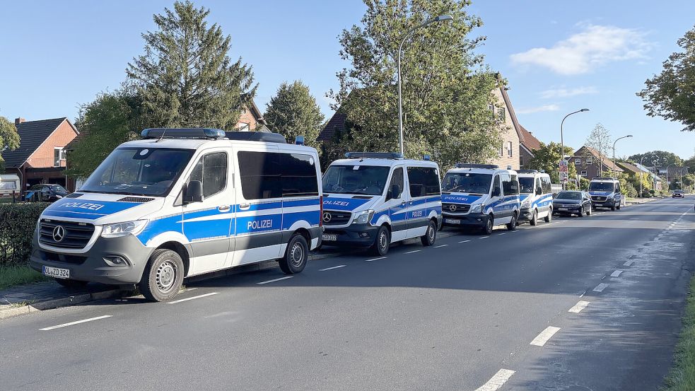 Mehrere Polizeiwagen stehen vor einem Wohnhaus. Foto: Privat