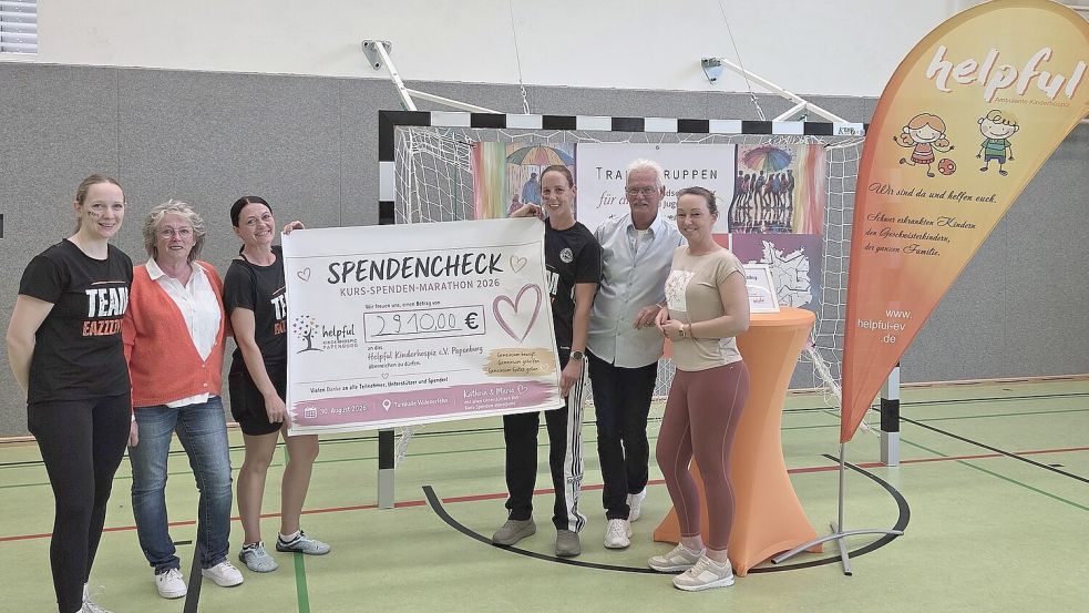 Beim Spenden-Marathon sind 2910 Euro zusammengekommen. Hier mit dem Scheck zu sehen, sind (von links) Julia Nee, Wilma Hahn, Maria Gerdt, Kathrin Kaspers, Uwe Hahn und Katja Dannemann. Foto: privat