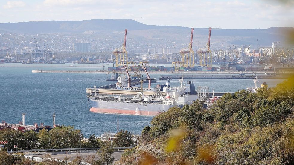 Der russische Schwarzmeerhafen Noworossijsk ist immer wieder Ziel ukrainischer Drohnenangriffe. (Archivbild) Foto: ---/AP/dpa