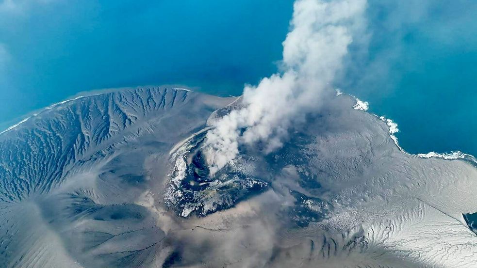 Der Anak Krakatau spuckte gewaltige Mengen Asche in den Himmel. Foto: --/PVMBG via XinHua/dpa