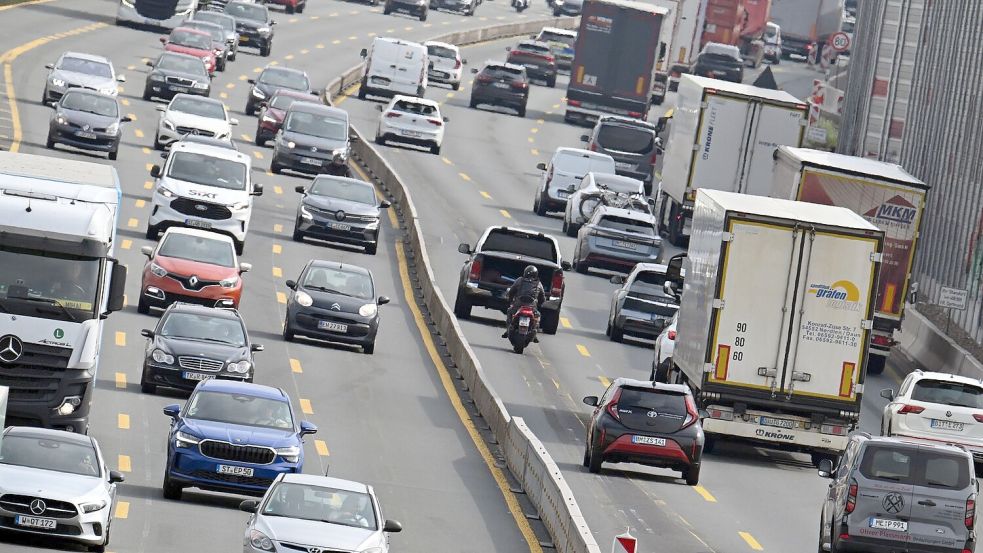 Die Menschen in Deutschland legen jedes Jahr kaum vorstellbare Strecken mit Autos zurück. (Symbolbild) Foto: Federico Gambarini/dpa