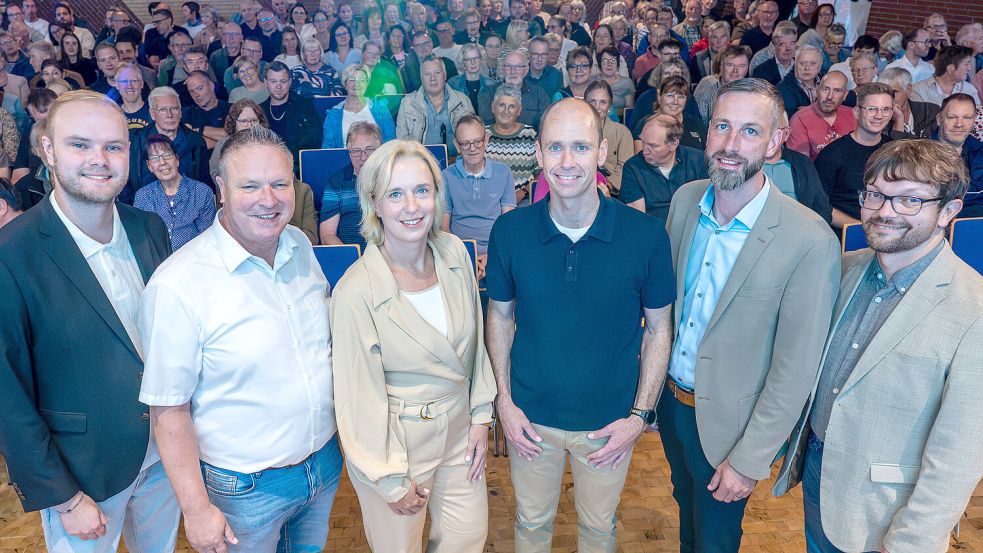 Bei der Podiumsdiskussion in Uplengen haben die Redakteure Lars Löschen (links) und Jonas Bothe (rechts) durch den Abend geführt. Die Bürgermeisterkandidaten Hermann Pleis (von links), Katja Baumann, Florian Hartmann und Tobias Boelsen haben sich den Fragen gestellt. Foto: Klaus Ortgies