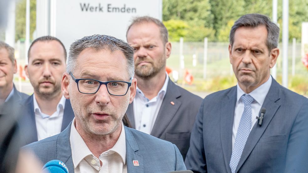 Der Emder VW-Betriebsratsvorsitzende Manfred Wulff (vorne) soll 2027 in den Konzern-Aufsichtsrat einziehen. Ministerpräsident Olaf Lies (rechts) ist dort bereits als Vertreter des Landes Niedersachsen Mitglied. Foto: Klaus Ortgies