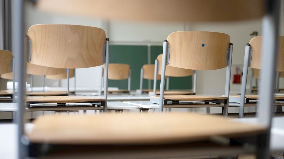 Ob die Tafel und Stühle im Klassenzimmer, die Schulkantine, Computer in der Verwaltung oder Straßenbau - öffentliche Beschaffung betrifft viele Bereiche. (Symbolbild) Foto: Marijan Murat