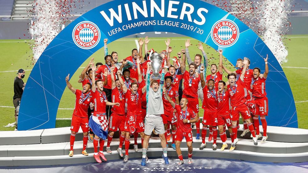 Der letzte Münchner Champions-League-Triumph fiel in die Corona-Zeit. Manuel Neuer reckt den Pokal in die Höhe. (Archivbild) Foto: Matthew Childs/Pool Reuters/AP/d