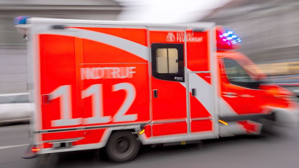 Nach dem Zusammenstoß an der Falkenstraße in Bremen, bei der ein Radfahrer mit einer Straßenbahn kollidiert ist, sucht die Polizei nach Zeugen des Unfalls. Foto: Monika Skolimowska/dpa