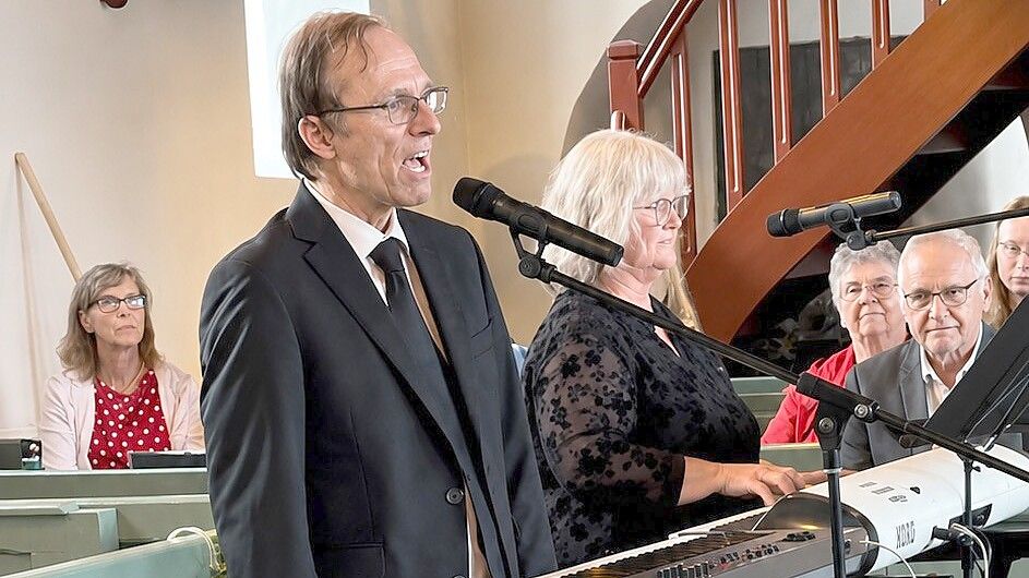 Für die musikalische Gestaltung sorgten Thomas Lindner aus Braunschweig sowie Kirchenkreiskantorin Heike Kieckhöfel aus Rhauderfehn. Foto: Andreas Engel