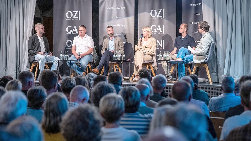 Die Redakteure Lars Löschen (links) und Jonas Bothe (rechts) stellten den vier Kandidaten für Uplengen Hermann Pleis (von links), Tobias Boelsen, Katja Baumann und Florian Hartmann viele Fragen. Foto: Klaus Ortgies