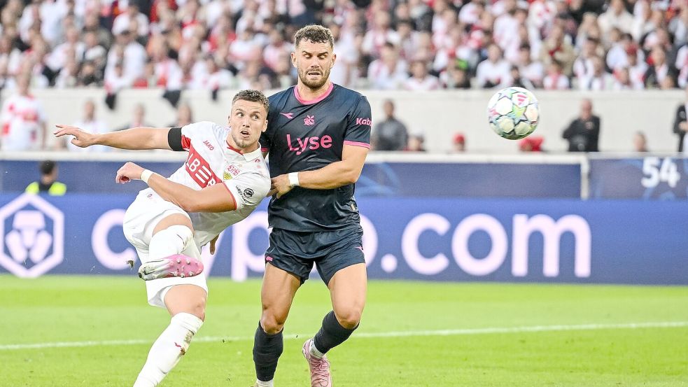 Der dritte Streich: Demirovic (l.) trifft technisch anspruchsvoll. Foto: Harry Langer