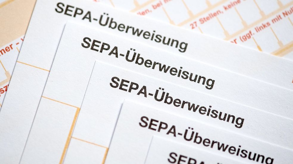 Ein Ex-Sparkassen-Mitarbeiter soll sich Geld von fremden Konten auf eigene Konten überwiesen haben. (Archivbild) Foto: picture alliance/dpa