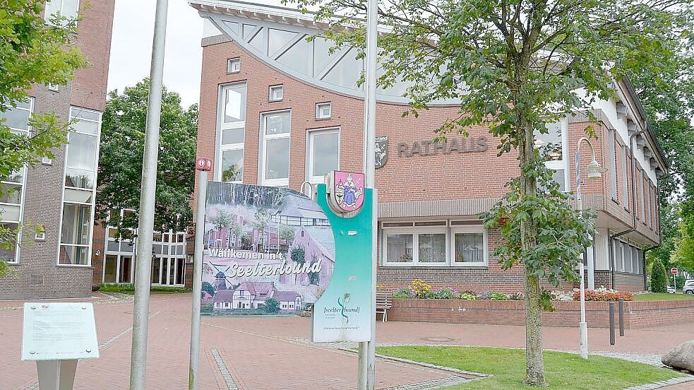 Ursprünglich sollte die AfD-Veranstaltung vor dem Rathaus in Ramsloh stattfinden. Foto: Astrid Fertig/Archiv