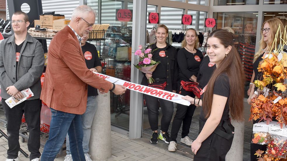 Mit dem traditionellen Banddurchschnitt durch Bürgermeister Günter Harders fiel am Donnerstagmorgen der offizielle Startschuss für die neue Woolworth-Filiale in Ostrehauderfehn. Fotos: Henrik Zein