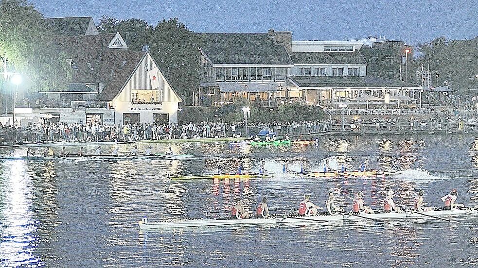 Der Nachtsprint bei der Ruderregatta in Leer zieht jedes Jahr viele Zuschauer an die Strecke. Foto: Bodo Wolters/Archiv