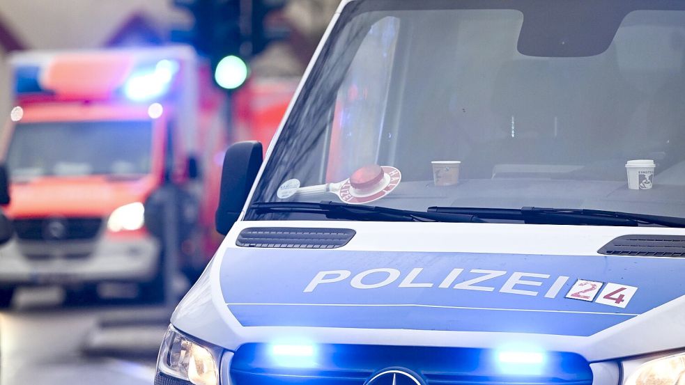 Nach einer Notbremsung in einer Straßenbahn sucht die Polizei Bremen nach den Insassen eines roten Kleinbusses. Foto: Jens Kalaene/dpa