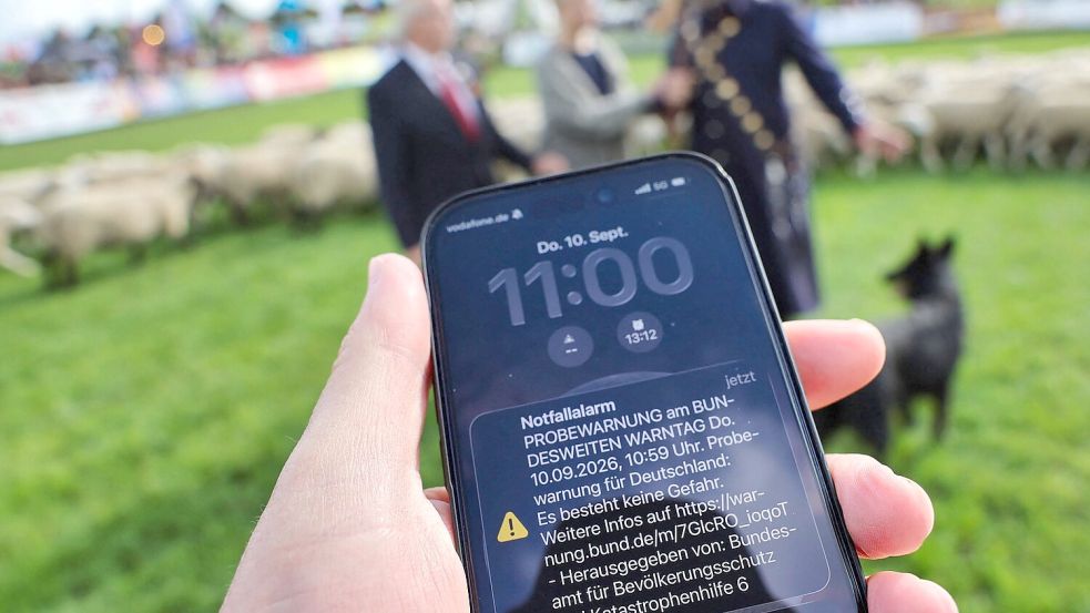 Um 11.00 Uhr machten deutschlandweit die Mobiltelefone Alarm. Foto: Jens Büttner/dpa