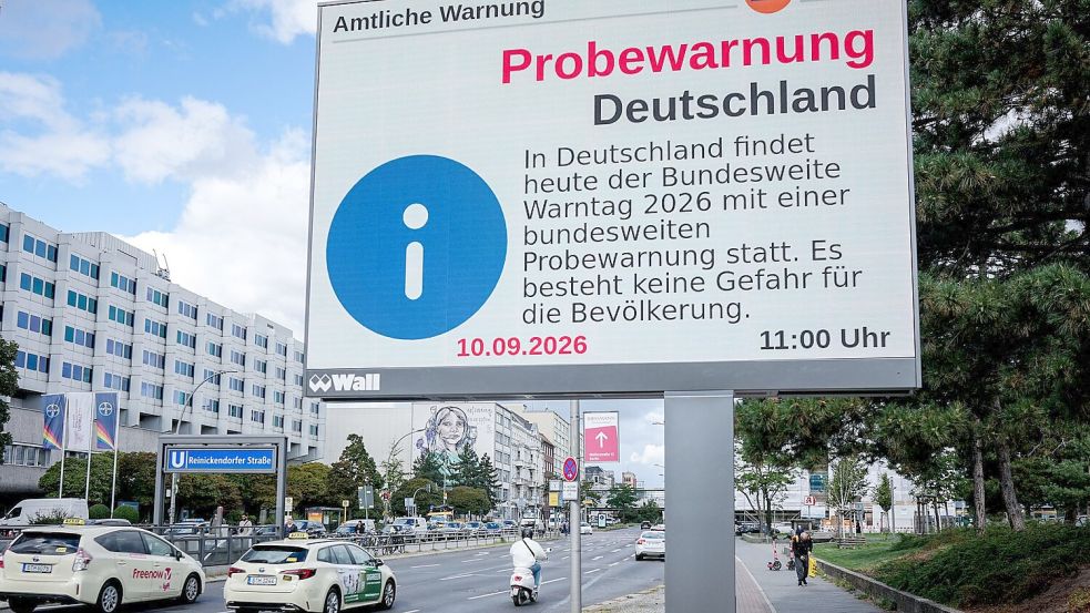 Nicht nur Sirenen und Handywarnungen wurden getestet - auch Anzeigetafeln kamen zum Einsatz. Foto: Kay Nietfeld/dpa