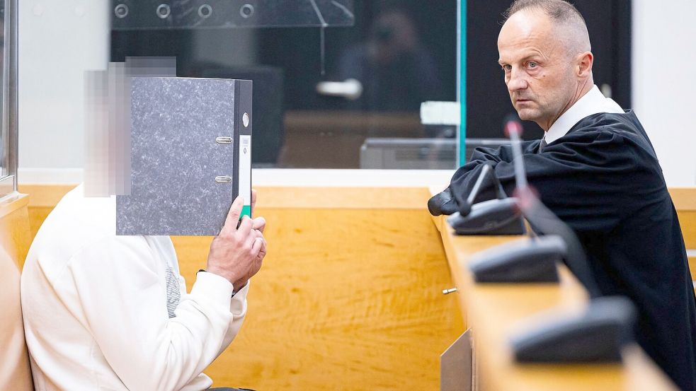 Der Angeklagte (links) sitzt im Gerichtssaal im Landgericht Hannover neben seinem Verteidiger Marcin Raminski. Foto: Michael Matthey