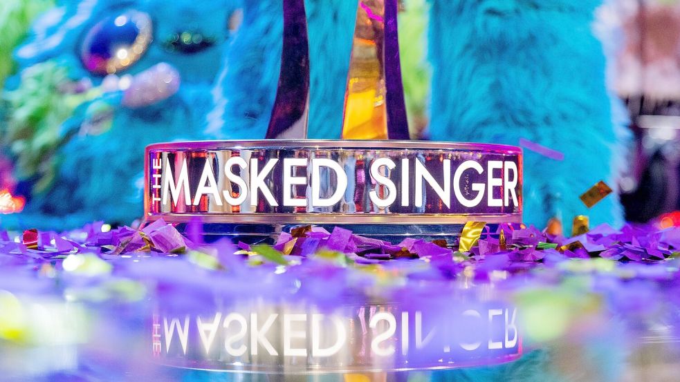 Um diesen Pokal geht es: Bei „The Masked Singer“ treten Promis in Kostümen gegeneinander an. (Archivbild) Foto: Rolf Vennenbernd