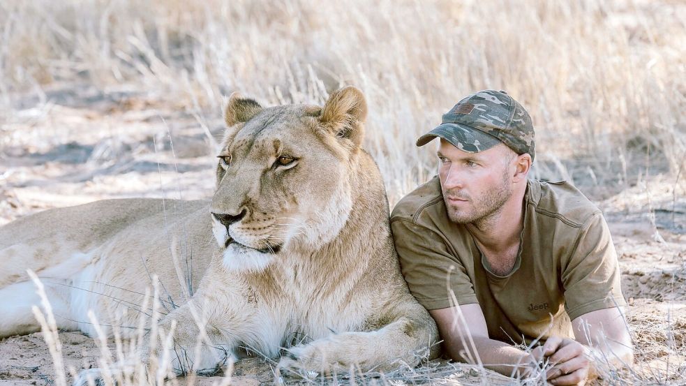 Es ist eine außergewöhnliche Beziehung zwischen Mann und wildem Tier. (Handout) Foto: Fabian Gieske/Modisa Wildlife Pr