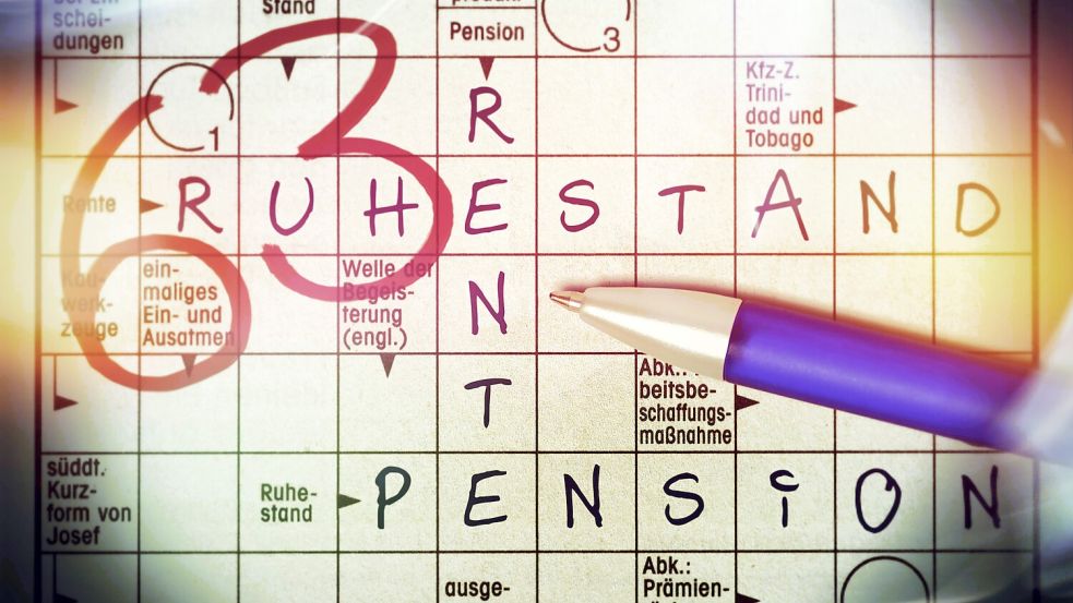 Kreuzworträtsel mit den Begriffen Rente, Ruhestand und Pension und aufgemalter 63, Rente mit 63 Foto: IMAGO / Christian Ohde