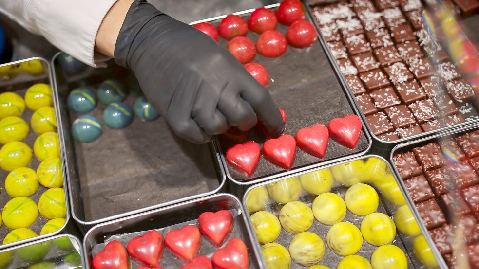 Kurzfristig kann Schokolade die Stimmung heben – dauerhaft ist das nicht belegt. (Symbolbild) Foto: Christian Charisius