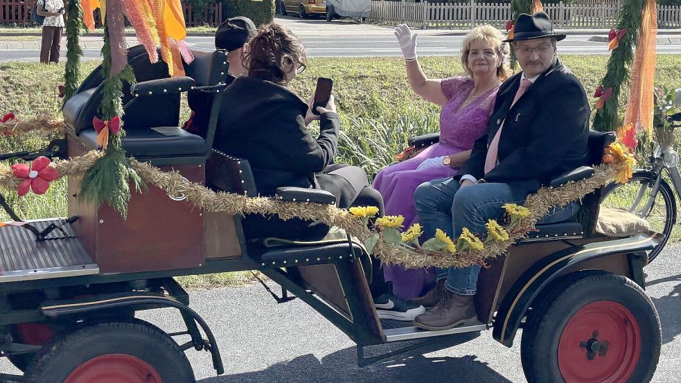 Doris Niemeyer wurde 2025 Erntekönigin von Klostermoor. Am Sonntag nach ihrer Wahl fuhr sie traditionell in einer Kutsche beim Umzug mit. Foto: Henrik Zein