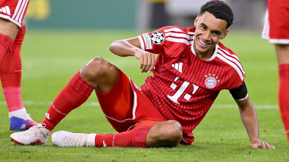 Jamal Musiala am Boden - aber diesmal mit einem Lächeln im Gesicht. Es war nichts passiert. Foto: Sven Hoppe