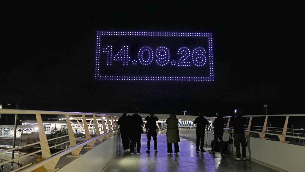 Eine Lichtshow ließ Fans am Donnerstagabend aufhorchen. Foto: Peter Byrne
