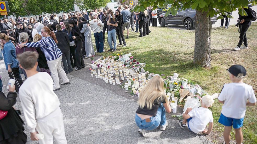 Schweden stand nach dem Angriff unter Schock: Die Menschen in Fagersta gedachten der Opfer. (Archivbild) Foto: Magnus Lejhall