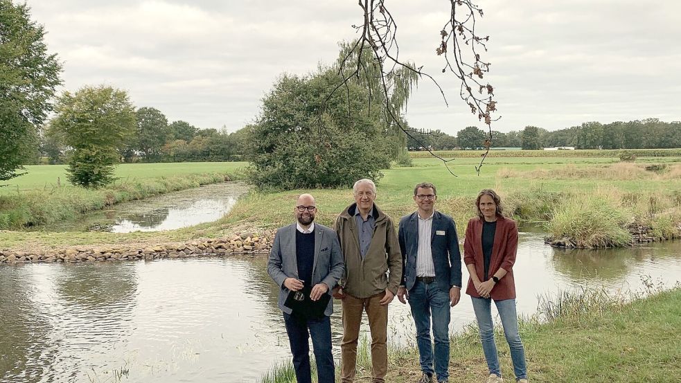 Mehr Fluss, weniger Kanal: Cloppenburgs Landrat Johann Wimberg, der Geschäftsführer der Friesoyther Wasseracht, Martin Windhaus, Umweltamtsleiter Alexander Thole sowie Projektmanagerin Lea Otto (von links) präsentierten die mäandernde Soeste. Foto: Martin Pille