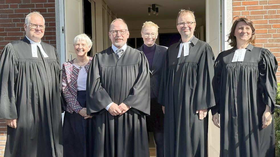 Superintendent Thomas Kersten (von links), Anja Woida, Lars Redemske, Nadine Carina Waitz, Pastor Holger Rieken und Pastorin Martina Neubarth. Foto: Andreas Engel/Kirchenkreis Rhauderfehn