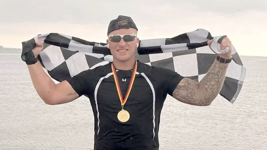 Geschafft: Ultraläufer Alexander Merz hat sein Ziel Eckernförde an der Oststee nach 100 Kilometern in weniger als 15 Stunden erreicht. Foto: Alida Busker
