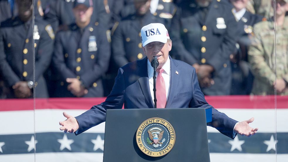 In seiner Rede bei der Gedenkfeier zu den Anschlägen des 11. September überraschte Präsident Trump mit einer Geschichte zu seiner Rettung aus Trümmern. Foto: dpa/Mark Schiefelbein