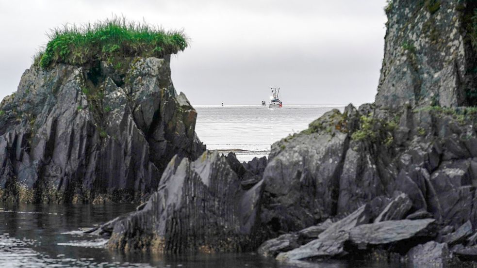 Der 15-Jährige harrte tageland auf dem gekenterten Fischerboot aus, bis er gerettet wurde. (Symbolbild) Foto: Joshua A. Bickel/AP/dpa