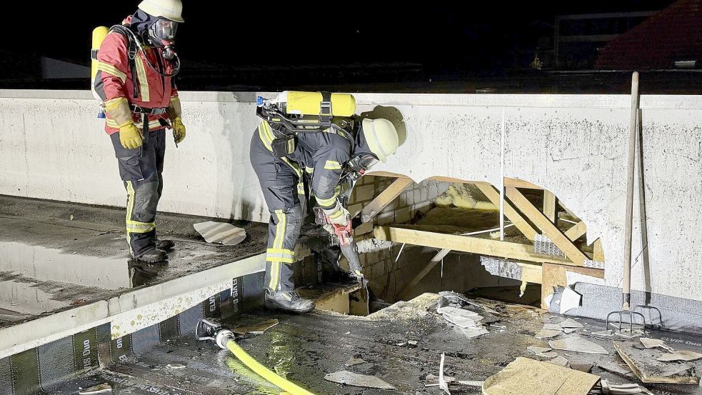 Die Feuerwehr öffnete die Dachhaut. Foto: Feuerwehr Norden/Thomas Weege
