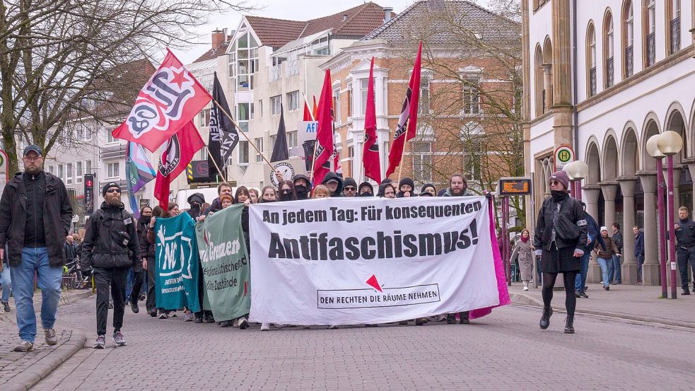 Die antifaschistische Osnabrücker Mitmachkampagne „Den Rechten die Räume nehmen“ ruft zu einer Demo am Samstagabend auf. Unser Archivbild zeigt ihren Protestzug im Februar 2025. Foto: Steve Weber