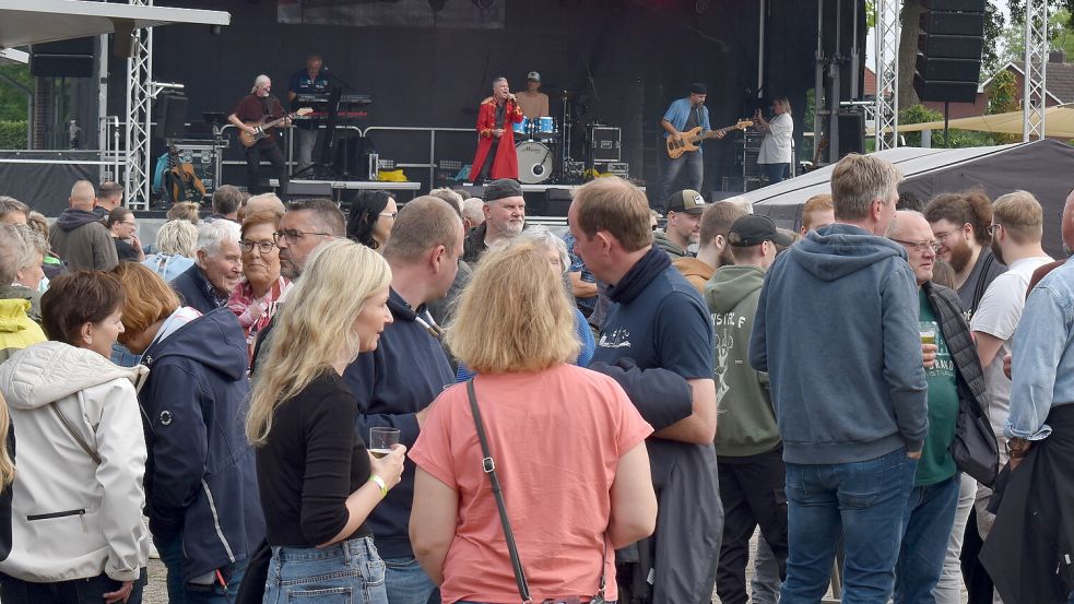 Mit dem Auftritt der Pur-Coverband Abenteuerland hat das Festival „Sound of Legends“ am Samstagnachmittag in Rhauderfehn begonnen. Fotos: Henrik Zein