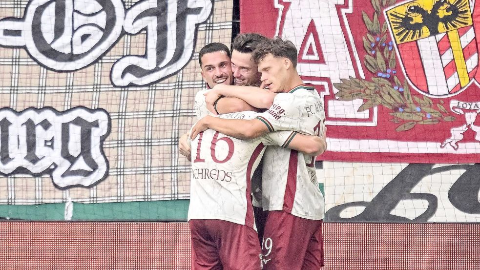 Augsburg jubelt nach dem ersten Gregoritsch-Treffer gegen Leverkusen. Foto: Harry Langer