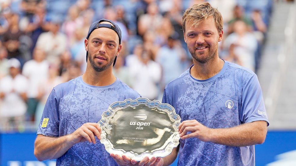 Tim Pütz (l) und Kevin Krawietz präsentieren die Trophäe nach der Finalniederlage bei den US Open. Foto: Kirsty Wigglesworth