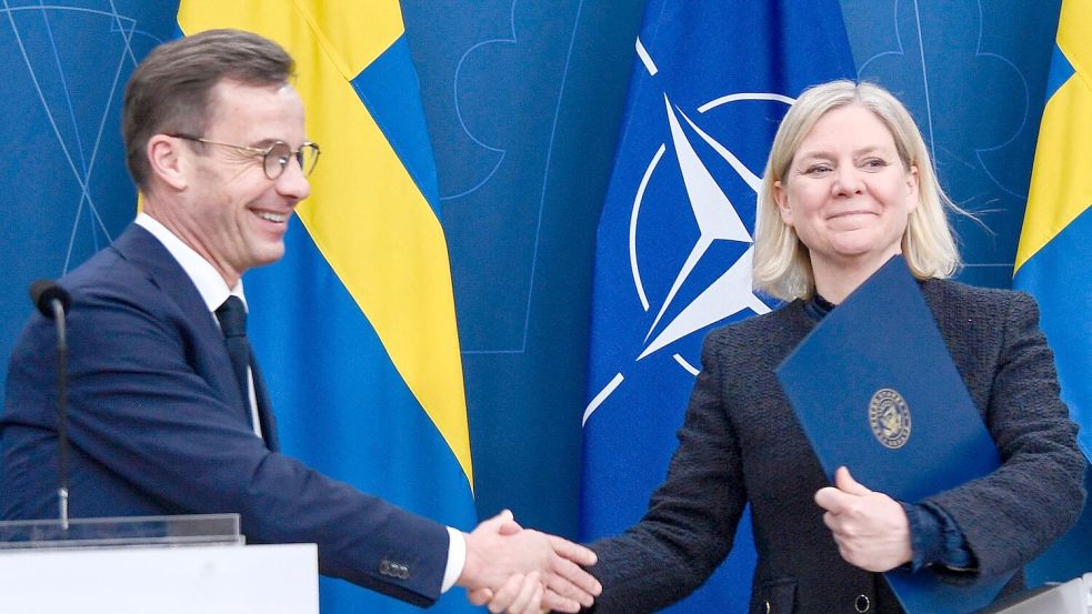 Wer gewinnt das Rennen um die Macht in Schweden - Regierungschef Ulf Kristersson (links) oder Herausforderin Magdalena Andersson (rechts)? (Archivbild) Foto: Lars Schröder/TT/TT News Agency
