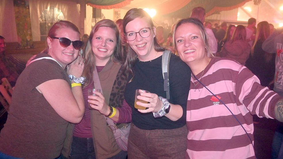 Diese vier jungen Frauen hatten viel Spaß bei der Ernte-Party in Klostermoor. Fotos: Holger Weers